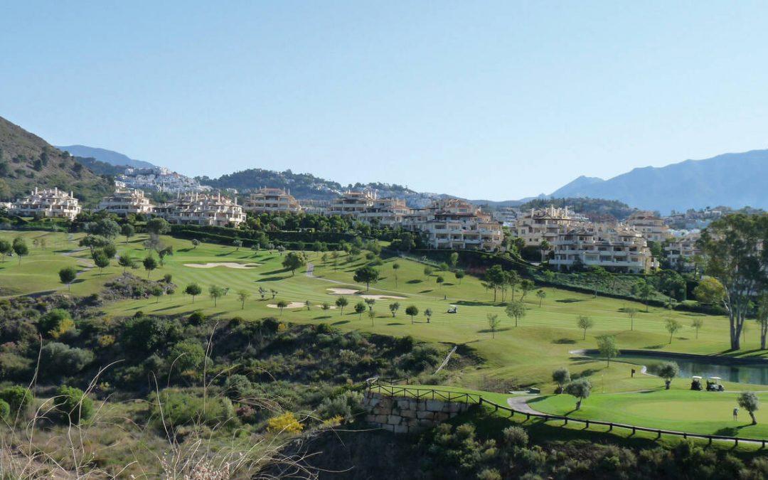 What are the best golf courses close to Capanes del Golf in Benahavis